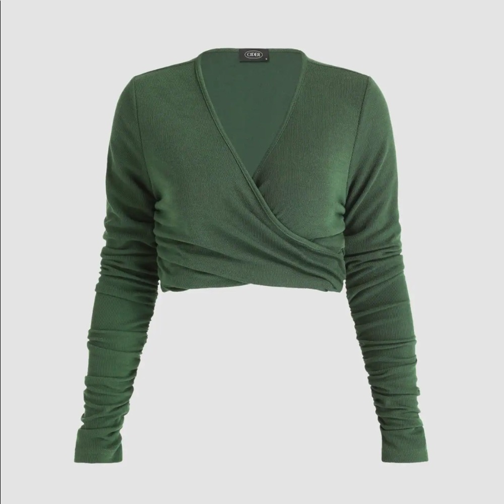 V neck long sleeve crop top.